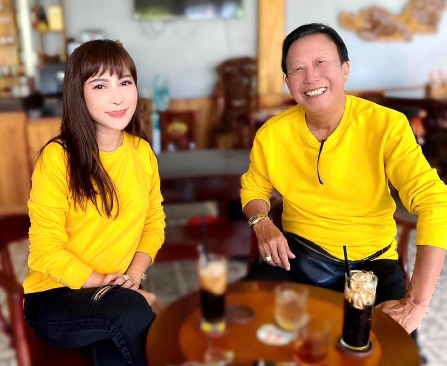 Nhạc sĩ Thế Hiển hạnh phúc bên người vợ trẻ. Nhạc sĩ Thế Hiển hạnh phúc bên người vợ trẻ.