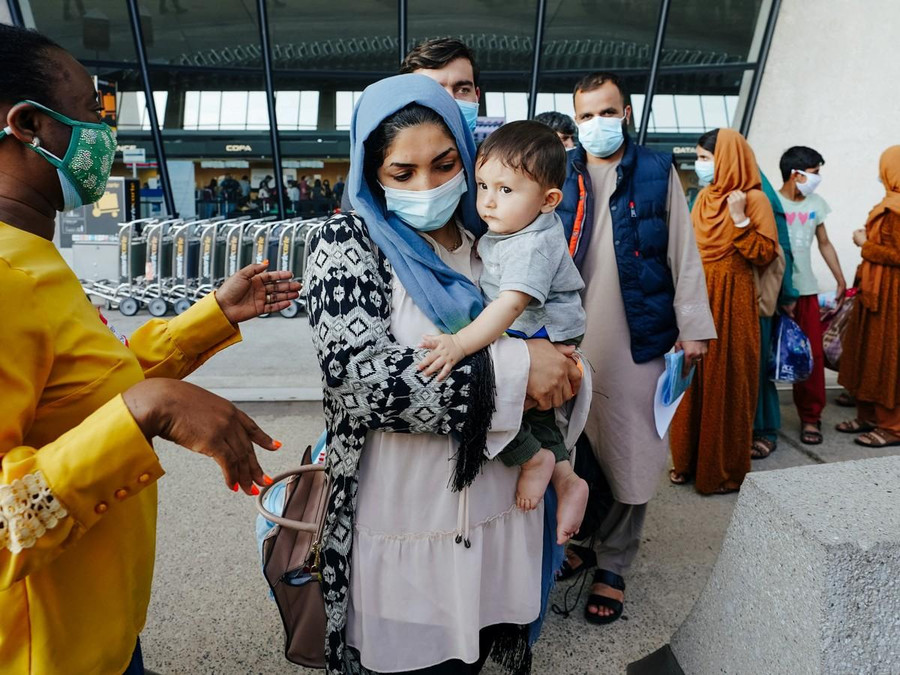 Người dân Afghanistan trên đường di tản sang Mỹ.