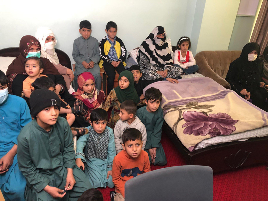 Trẻ em Afghanistan chờ đợi trong một nhà an toàn thuộc tổ chức Aman Lara.