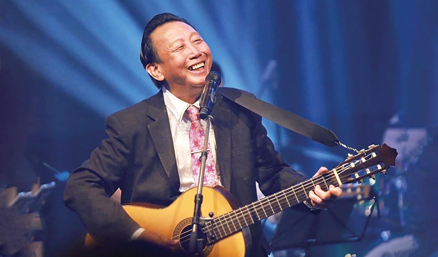 Nhạc sĩ Thế Hiển biểu diễn “máu lửa” trong một chương trình âm nhạc. Nhạc sĩ Thế Hiển biểu diễn “máu lửa” trong một chương trình âm nhạc.