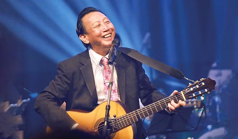 Nhạc sĩ Thế Hiển biểu diễn “máu lửa” trong một chương trình âm nhạc. Nhạc sĩ Thế Hiển biểu diễn “máu lửa” trong một chương trình âm nhạc.