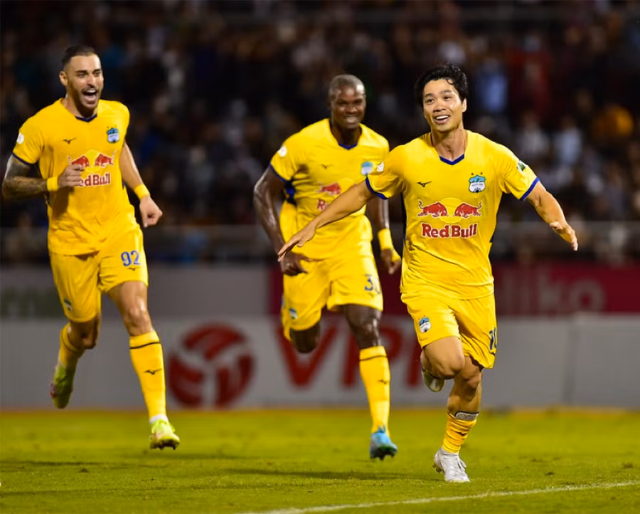 Công Phượng mừng bàn thắng có phần may mắn vào lưới Sài Gòn FC tối 5/8.