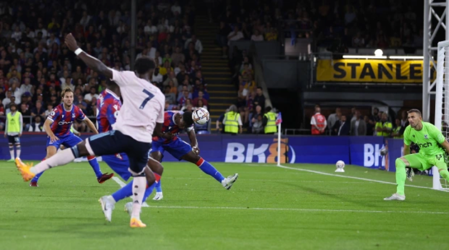 Marc Guehi vô tình phản lưới nhà sau đường tạt bóng của Bukayo Saka Marc Guehi vô tình phản lưới nhà sau đường tạt bóng của Bukayo Saka