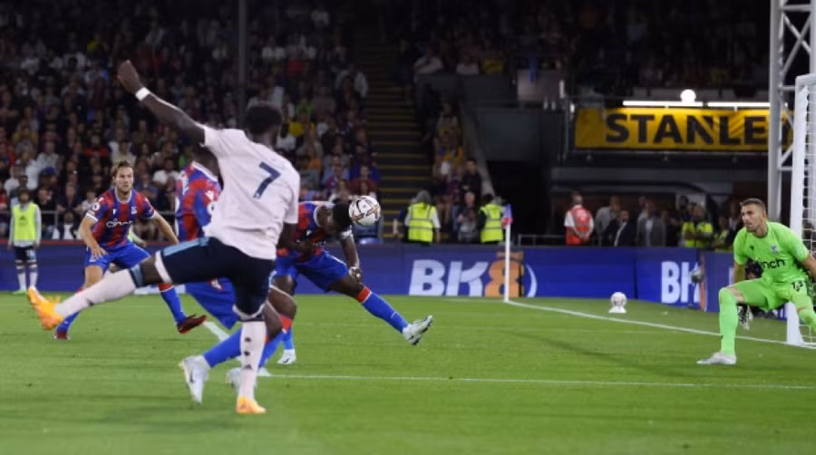 Marc Guehi vô tình phản lưới nhà sau đường tạt bóng của Bukayo Saka