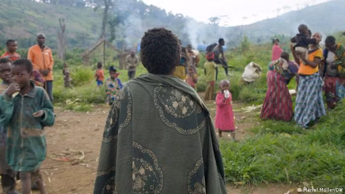 Người dân làng Bugamande xoay xở tìm nơi ở mới sau khi ngôi làng bị phá huỷ.