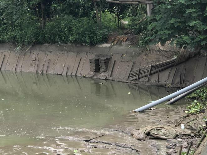 Khu trang trại biệt lập, hoang vắng, nơi hung thủ gây án. Khu trang trại biệt lập, hoang vắng, nơi hung thủ gây án.