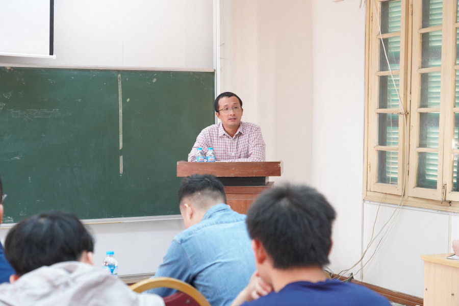 TS Nguyễn Quốc Hưng với nghiên cứu về sơn chống nóng. TS Nguyễn Quốc Hưng với nghiên cứu về sơn chống nóng.
