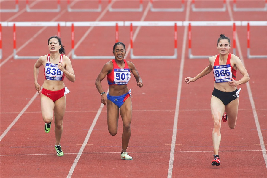 Quách Thị Lan (bìa phải) tranh tài tại SEA Games 31.