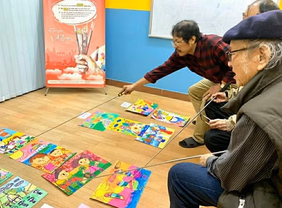 Hội đồng Ban giám khảo xem xét kỹ lưỡng từng bài thi.