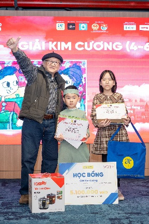 Đại diện Ban Giám Khảo - Họa sĩ Lê Huy Văn - nguyên Phó Hiệu Trường Đại học Mỹ thuật Công nghiệp Hà Nội trao giải Kim Cương cho em Trần Phạm Anh Đức (đứng giữa) Đại diện Ban Giám Khảo - Họa sĩ Lê Huy Văn - nguyên Phó Hiệu Trường Đại học Mỹ thuật Công nghiệp Hà Nội trao giải Kim Cương cho em Trần Phạm Anh Đức (đứng giữa)