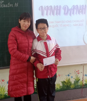 Cô giáo chủ nhiệm chúc mừng và động viên Hải Bình trước giờ thi vòng chung kết Quốc tế ASMO năm 2023. Cô giáo chủ nhiệm chúc mừng và động viên Hải Bình trước giờ thi vòng chung kết Quốc tế ASMO năm 2023.
