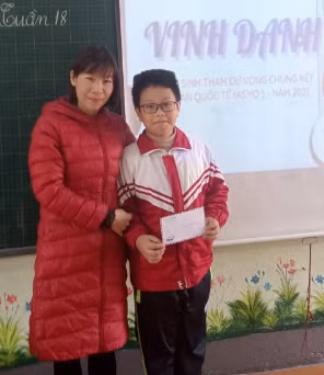 Cô giáo chủ nhiệm chúc mừng và động viên Hải Bình trước giờ thi vòng chung kết Quốc tế ASMO năm 2023.