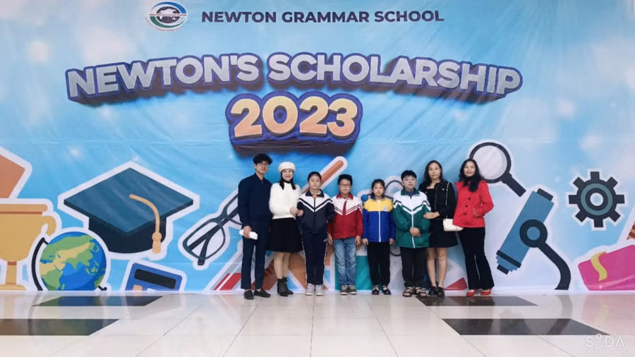 Nguyễn Hải Bình (thứ tư từ trái sang), cùng thầy cô và các bạn tham gia kì thi “Chung kết ASMO Quốc tế năm 2023” tại Hà Nội. 