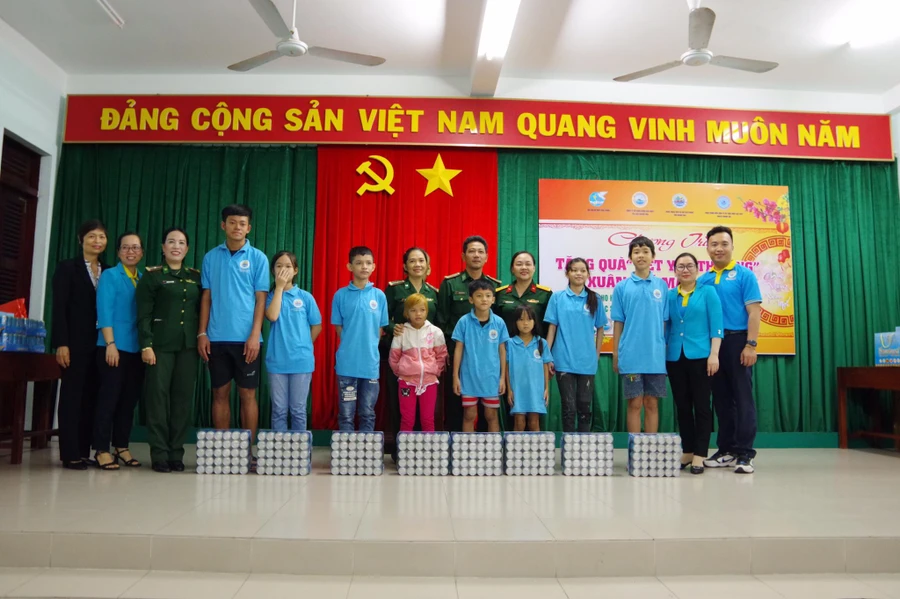  Tặng quà học trò lớp học tình thương.