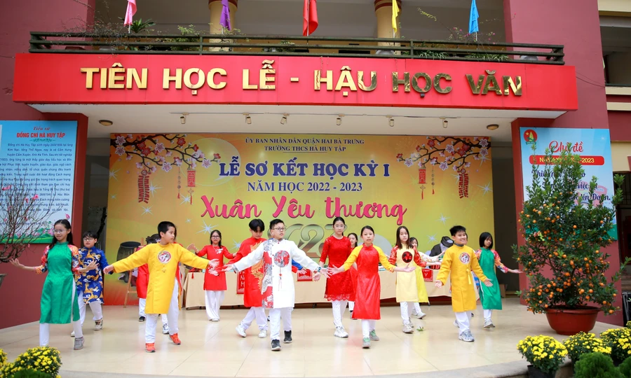 Văn nghệ do học sinh biên đạo, biểu diễn.