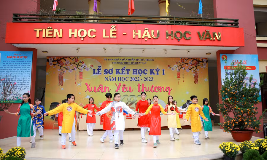Văn nghệ do học sinh biên đạo, biểu diễn.