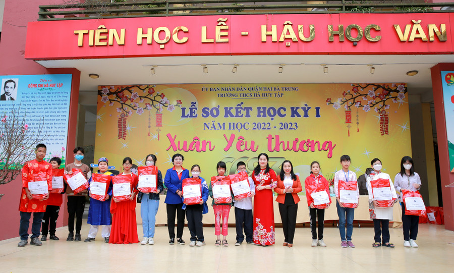 Những suất quà được Ban giám hiệu trao tặng học sinh hoàn cảnh khó khăn.