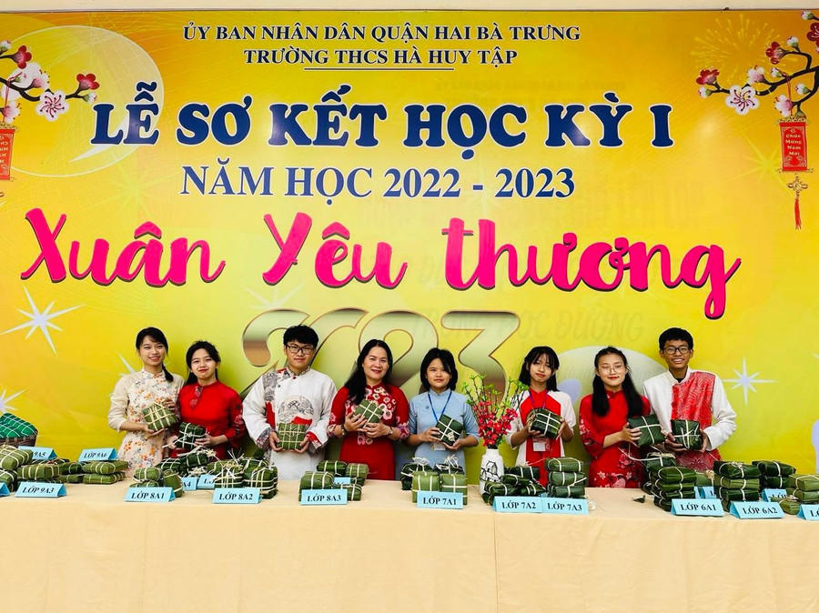 Những chiếc bánh chưng trong ngày hội sẽ gửi tặng học sinh có hoàn cảnh đặc biệt.