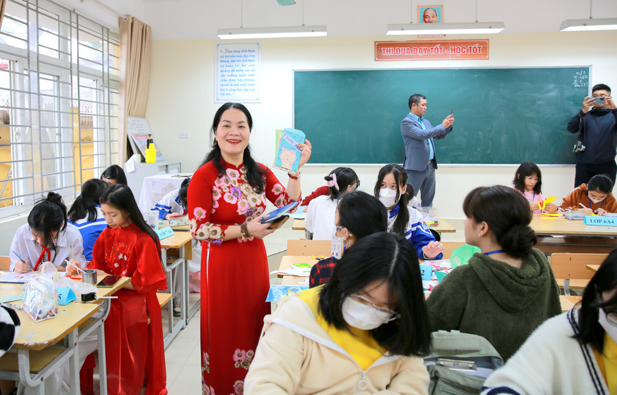 Bưu thiếp và lì xì do học sinh tự thiết kế và làm.