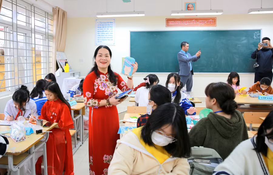 Bưu thiếp và lì xì do học sinh tự thiết kế và làm.