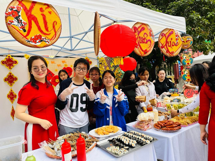 Học sinh được trải nghiệm làm nhiều món ăn truyền thống và hiện đại.