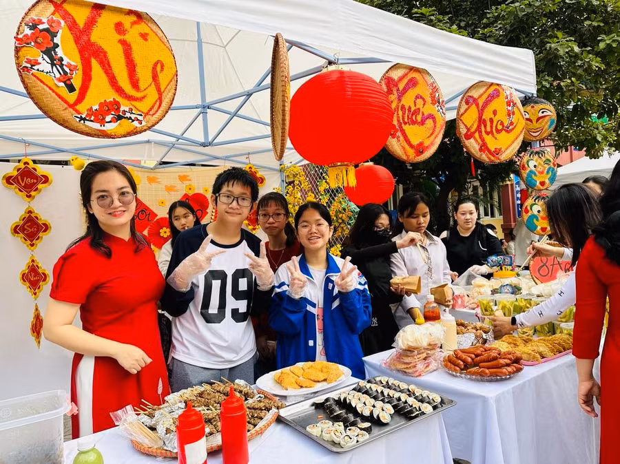 Học sinh được trải nghiệm làm nhiều món ăn truyền thống và hiện đại.