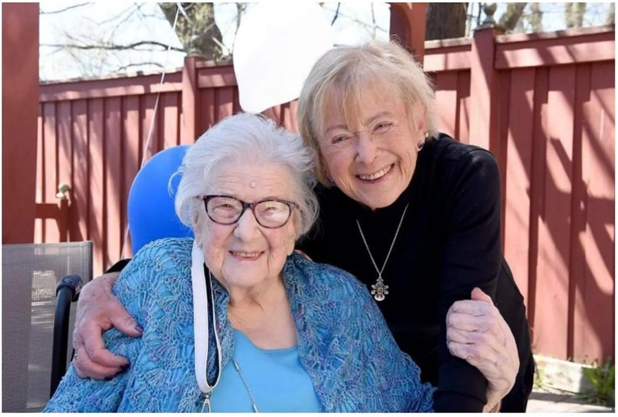 Hai mẹ con sum họp sau 80 năm. Hai mẹ con sum họp sau 80 năm.