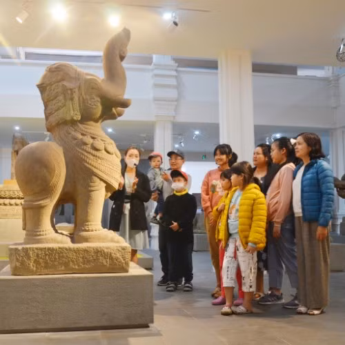 Du khách tham quan tại Bảo tàng Điêu khắc Chăm Đà Nẵng. Ảnh: Hòa Bình