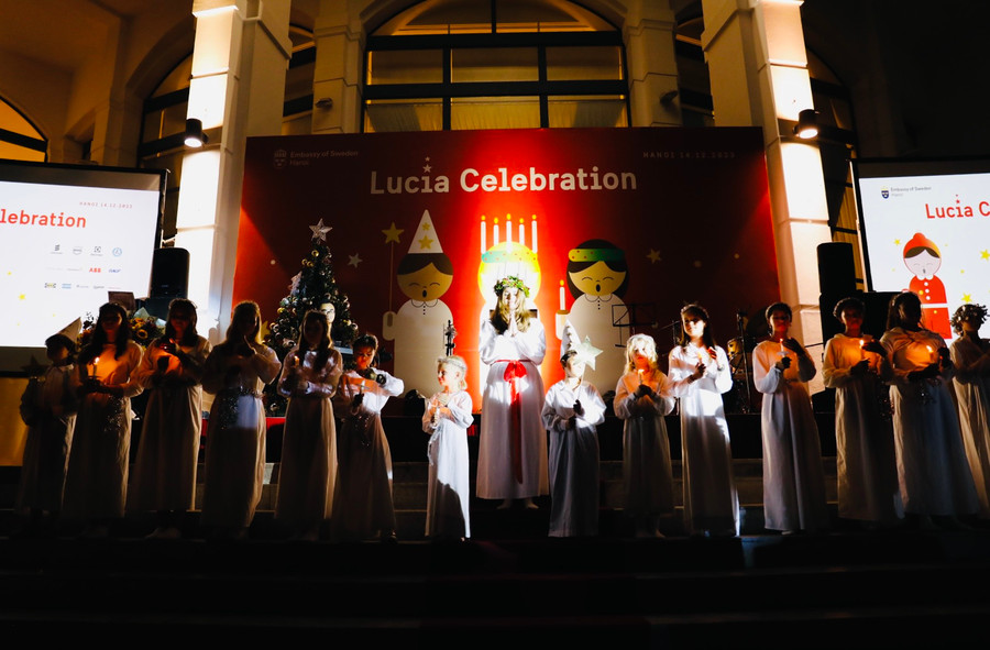 Đoàn rước cùng nhau hát bài hát truyền thống của Lễ hội Lucia. Ảnh ĐSQ Thuỵ Điển.