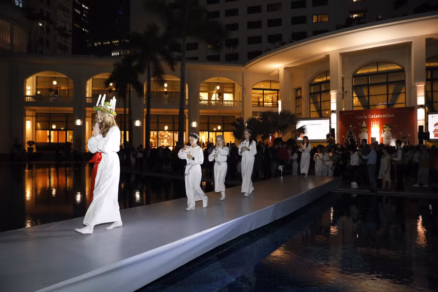 Lễ hội Lucia được tổ chức khắp nơi trên đất nước Thuỵ Điển, tại các nhà trẻ, trường học, công sở, những nơi có cộng đồng người Thuỵ Điển sinh sống và làm việc... Ảnh ĐSQ Thuỵ Điển.