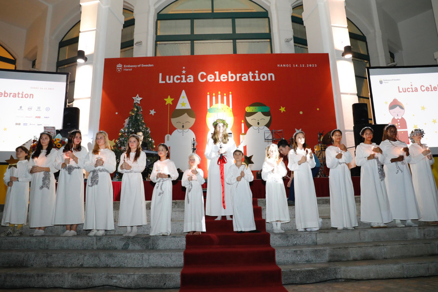 Ánh sáng từ những ngọn nến Lucia xua tan bóng tối và sự lạnh lẽo của mùa đông. Ảnh ĐSQ Thuỵ Điển