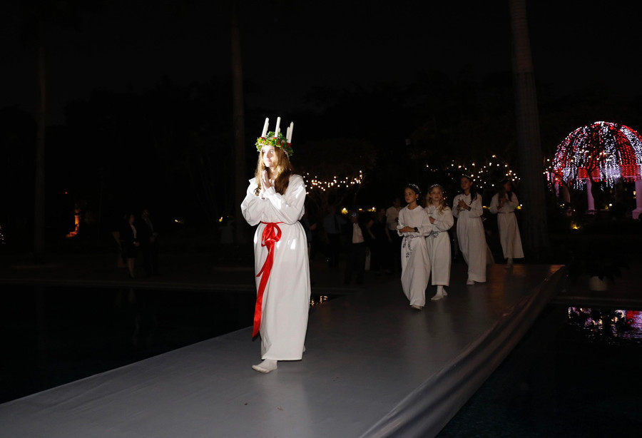 Thiếu nữ đội vương miện cắm những ngọn nến đại diện cho Thánh Lucia.