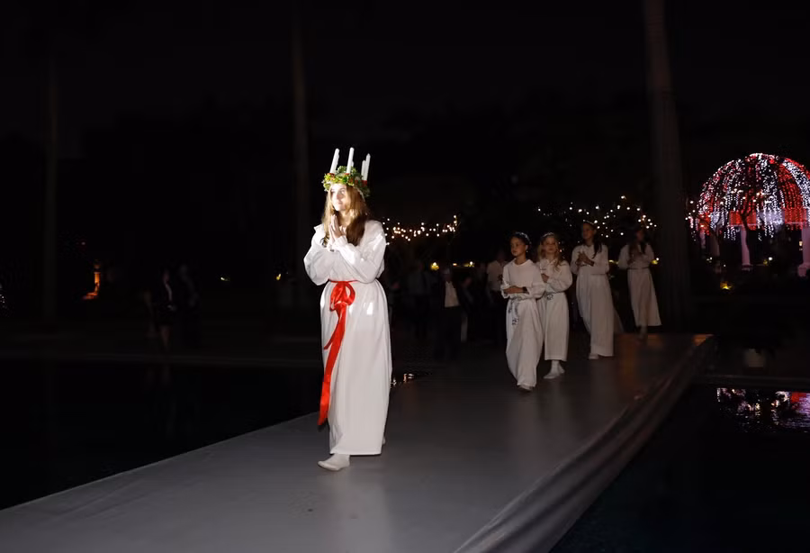 Thiếu nữ đội vương miện cắm những ngọn nến đại diện cho Thánh Lucia.