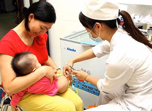 Tăng cường tiêm chủng để phòng chống dịch bệnh. Tăng cường tiêm chủng để phòng chống dịch bệnh.