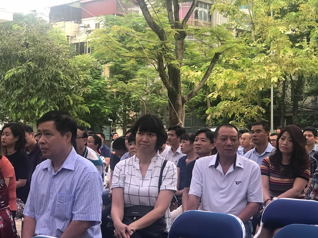 Phụ huynh chăm chú lắng nghe chuyên gia tâm lý trò chuyện Phụ huynh chăm chú lắng nghe chuyên gia tâm lý trò chuyện