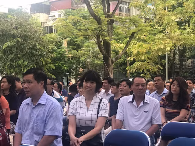 Phụ huynh chăm chú lắng nghe chuyên gia tâm lý trò chuyện