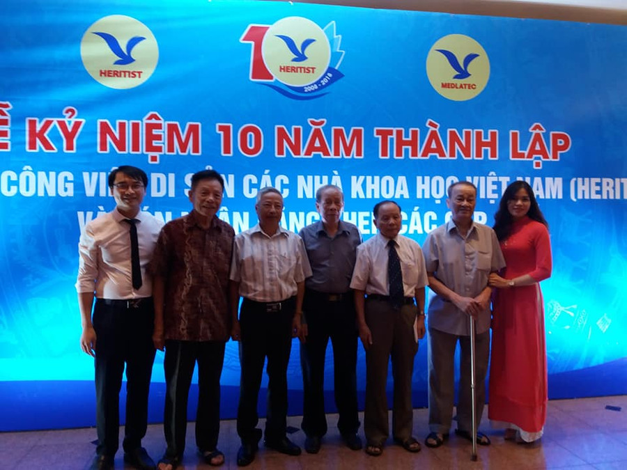 Các nhà khoa học đến tham dự lễ kỷ niệm Các nhà khoa học đến tham dự lễ kỷ niệm