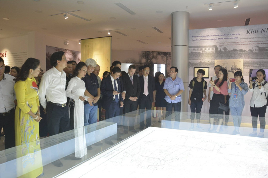 Đại biểu và khách dự lễ khai mạc tham quan triển lãm Đại biểu và khách dự lễ khai mạc tham quan triển lãm