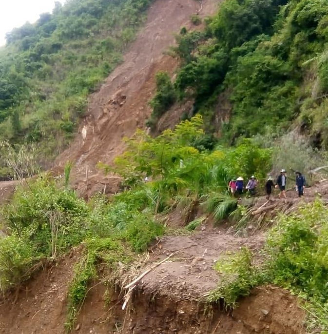 Giao thông nối liền giữa xã Tà Hộc và trung tâm huyện bị chia cắt