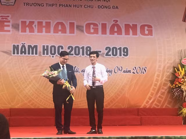 TS Trần Thành Nam và hiệu trưởng Hà Xuân Nhâm tại buổi họp phụ huynh
