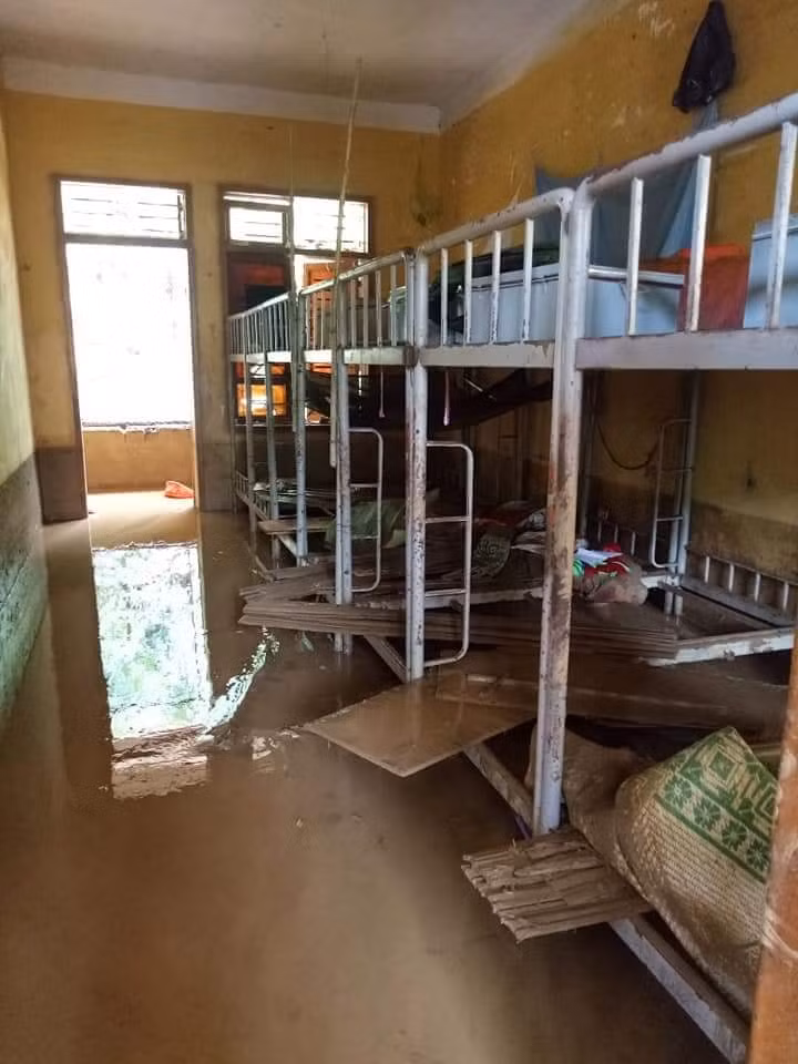 Phòng học bán trú của học sinh ngổn ngang sau lũ