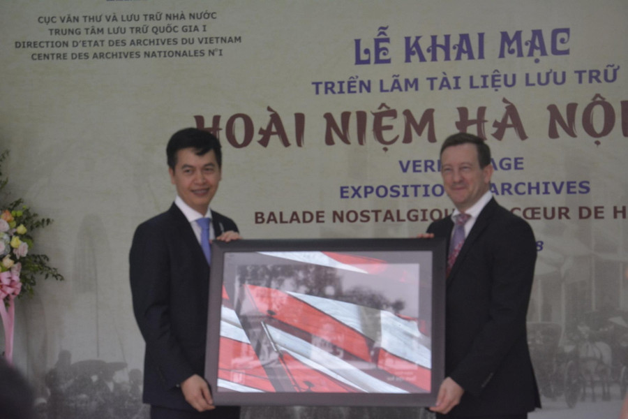 Ông Đặng Thanh Tùng, Cục trưởng Cục Văn thư và Lưu trữ nhà nước Việt Nam tặng quà lưu niệm (là phiên bản ảnh chụp Ô Quan Chưởng Hà Nội những năm cuối thế kỷ 19) cho Đại sứ Đặc mệnh Toàn quyền Cộng hòa Pháp tại Việt Nam Ông Đặng Thanh Tùng, Cục trưởng Cục Văn thư và Lưu trữ nhà nước Việt Nam tặng quà lưu niệm (là phiên bản ảnh chụp Ô Quan Chưởng Hà Nội những năm cuối thế kỷ 19) cho Đại sứ Đặc mệnh Toàn quyền Cộng hòa Pháp tại Việt Nam