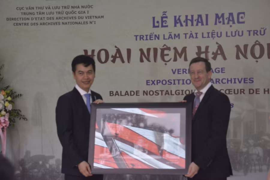 Ông Đặng Thanh Tùng, Cục trưởng Cục Văn thư và Lưu trữ nhà nước Việt Nam tặng quà lưu niệm (là phiên bản ảnh chụp Ô Quan Chưởng Hà Nội những năm cuối thế kỷ 19) cho Đại sứ Đặc mệnh Toàn quyền Cộng hòa Pháp tại Việt Nam