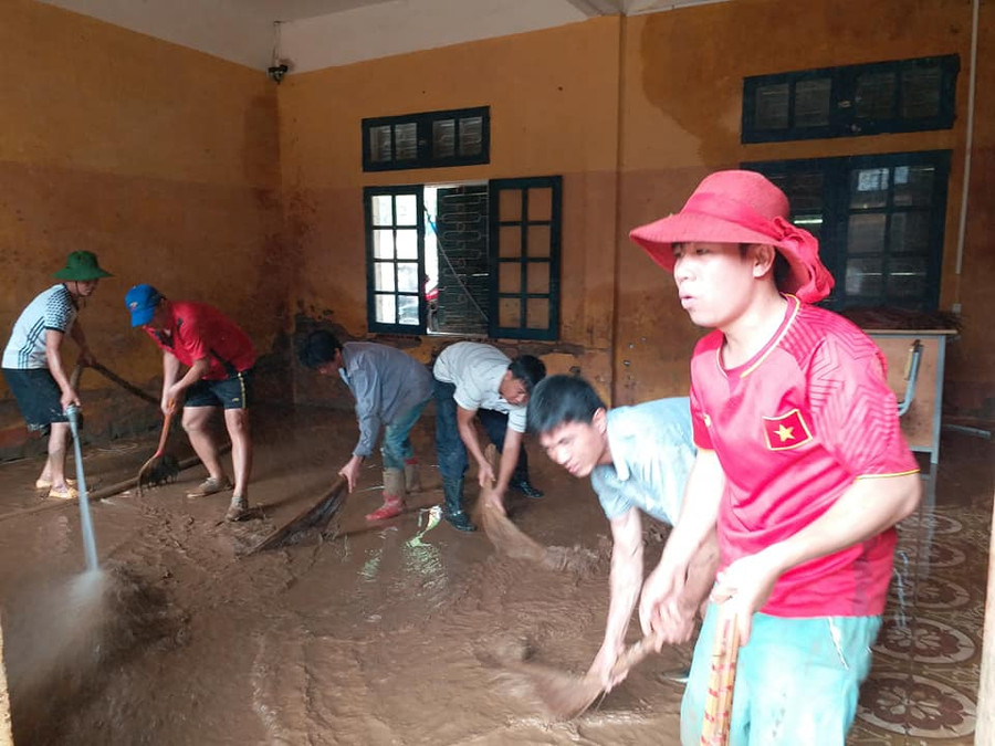 Các thầy cô nỗ lực dọn dẹp bùn đất để chuẩn bị ngày khai giảng