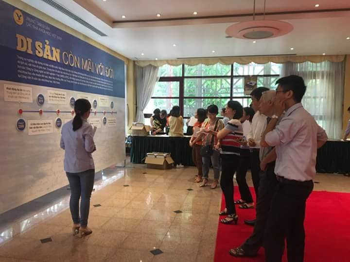 Khách tham quan triển lãm "Di sản còn mãi với thời gian" Khách tham quan triển lãm "Di sản còn mãi với thời gian"