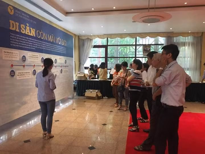 Khách tham quan triển lãm "Di sản còn mãi với thời gian"