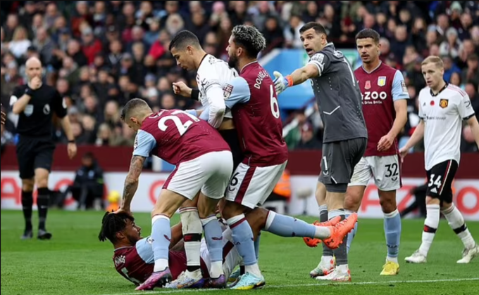 Ronaldo thoát thẻ đỏ sau tình huống 'đấu vật' với cầu thủ Aston Villa hôm 6/11. Ronaldo thoát thẻ đỏ sau tình huống 'đấu vật' với cầu thủ Aston Villa hôm 6/11.