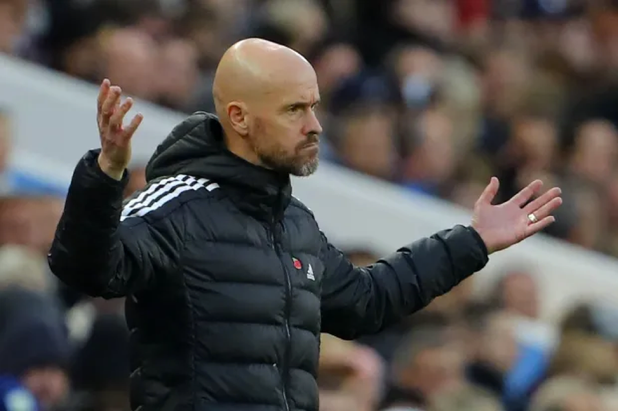 Ten Hag tức giận vì cầu thủ Man Utd không tuân theo chỉ đạo chiến thuật.