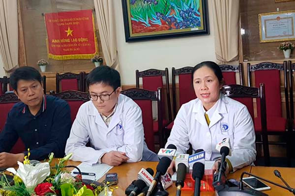 Lãnh đạo Bệnh viện Đa khoa Xanh Pôn thông tin với báo chí về sự việc. Lãnh đạo Bệnh viện Đa khoa Xanh Pôn thông tin với báo chí về sự việc.