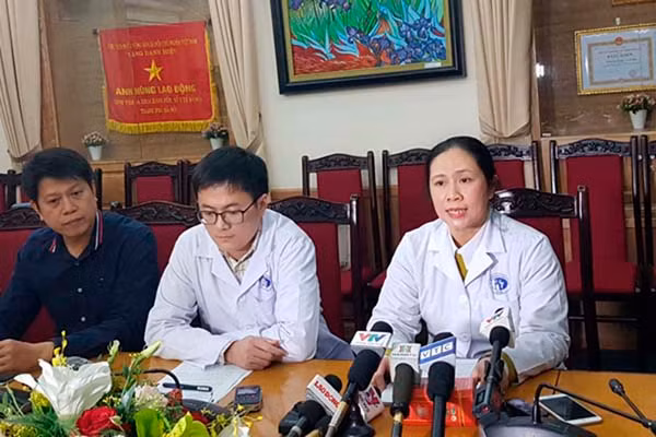 Lãnh đạo Bệnh viện Đa khoa Xanh Pôn thông tin với báo chí về sự việc.